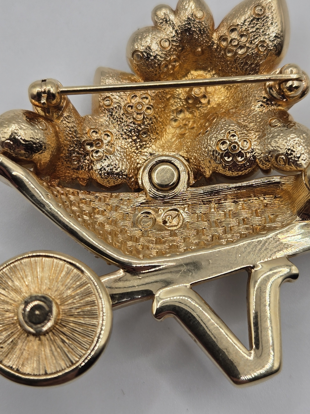 Swarovski Crystal Garden Wheelbarrow Brooch – Retired 1999 SCS – Like New - Picture 11 of 13